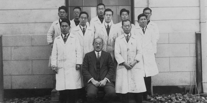 Chemist Rikō Majima with his students