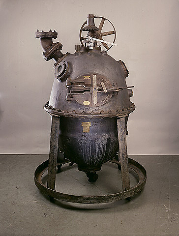 The original Bakelizer, used by Baekeland and his coworkers from 1907 to 1910 to form Bakelite by reacting phenol and formaldehyde under pressure at high temperatures. Smithsonian Institution.
