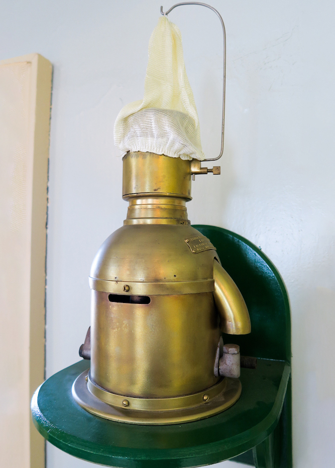 Petroleum vapor lamp