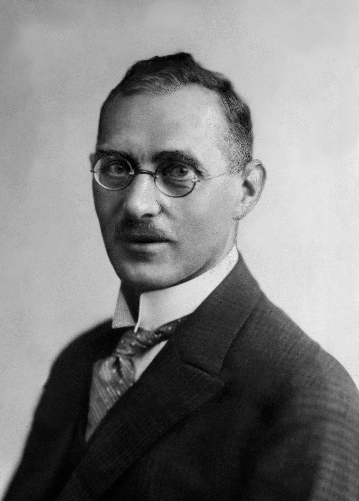 Old photo portrait of a man in suit and spectacles