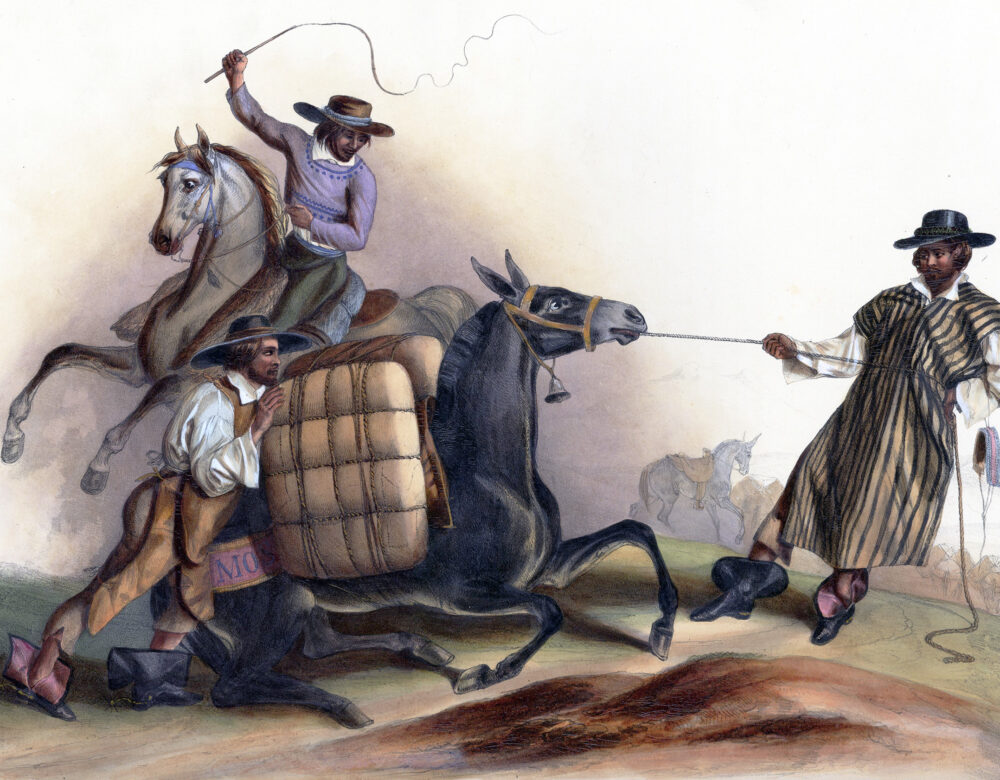 Ilustración de tres hombres azotando, empujando y tirando de una mula con una cuerda en un camino.