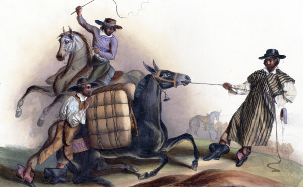 Ilustración de tres hombres azotando, empujando y tirando de una mula con una cuerda en un camino.