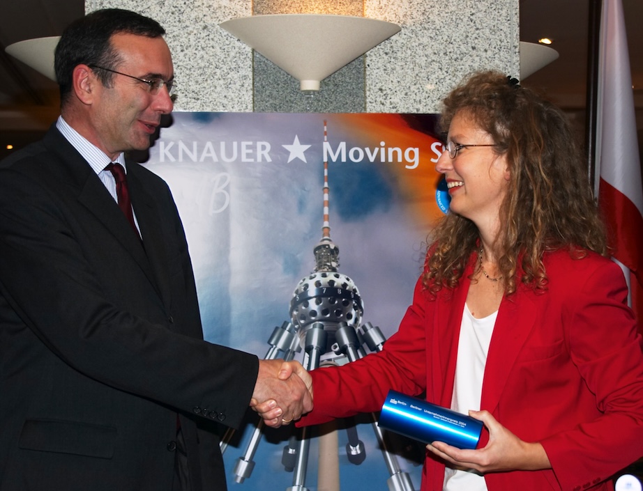 Senator for Economic Affairs Harald Wolf presents the first Berlin Female Entrepreneur Award to Alexandra Knauer in 2004.