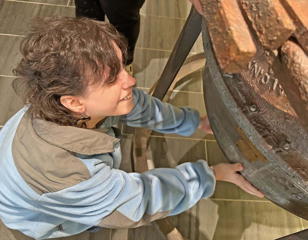 woman crouching to feel lower part of Bakelizer