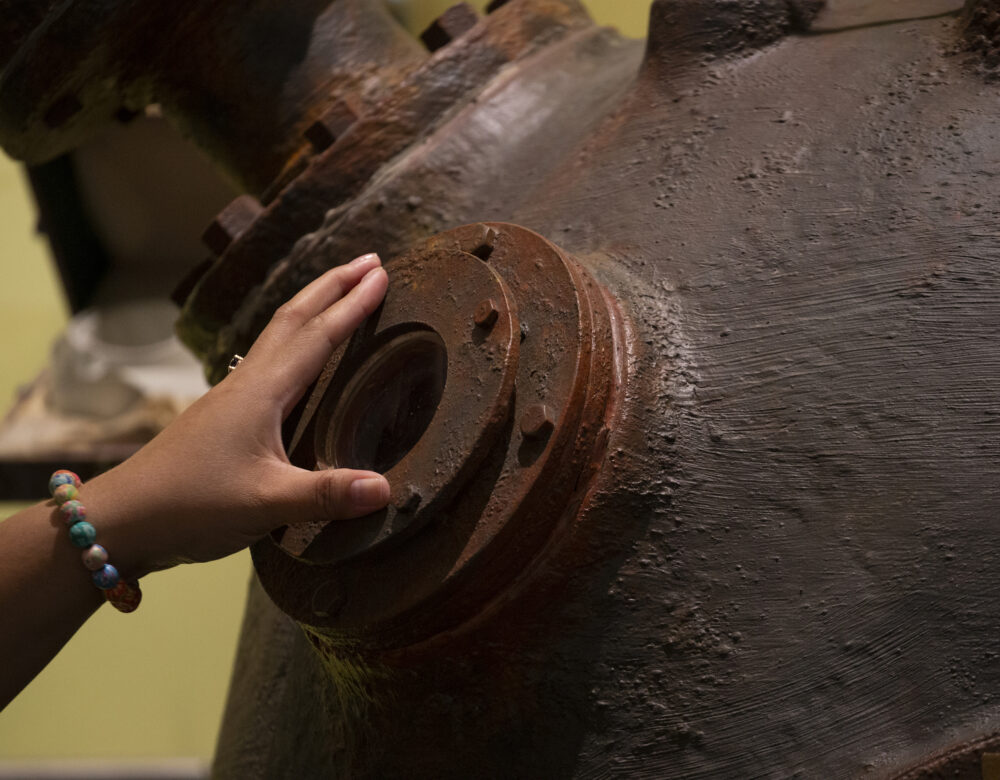 hand touching Bakelizer